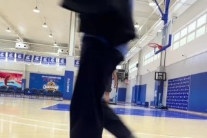 名場(chǎng)面！威少秀八塊腹肌入場(chǎng)，巴克利演播廳立馬做仰臥起坐！