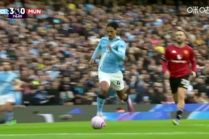 曼聯(lián)防守稀碎！哈蘭德中場送直塞！賴因德斯奔襲單刀射門打偏！