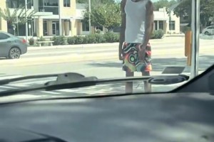 遵守交通規(guī)則！球迷街頭拍到文班亞馬，乖乖地在路邊等紅綠燈！