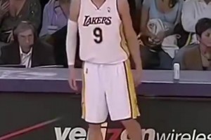 孫悅：在國內感覺自己身體不錯，去了湖人后發(fā)現(xiàn)香農布朗在天上飛