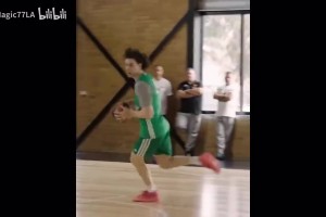 你倆還認(rèn)識(shí)？吉迪與湖人舊將肯德里克納恩一起進(jìn)行對(duì)抗訓(xùn)練！