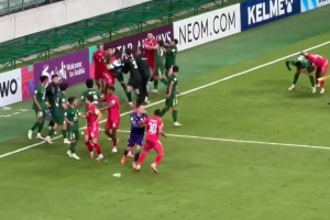 國安球員場邊拳擊戰(zhàn)！國安球迷怒罵：CNM！