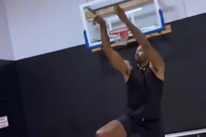 小黑子？？魔獸曾模仿詹姆斯動(dòng)作配文：猜猜是哪個(gè)NBA球星？