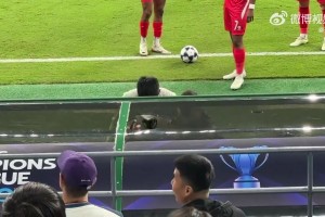 網(wǎng)傳國安丟球后球迷砸向替補(bǔ)席的主教練塞蒂恩，看著已經(jīng)流血了