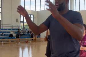 追夢(mèng)認(rèn)真指導(dǎo)小球員訓(xùn)練，這才是中國(guó)行的意義啊