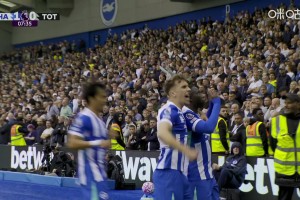 輕松寫意！明特單刀騙過(guò)門將推空門得手，布萊頓1-0領(lǐng)先熱刺