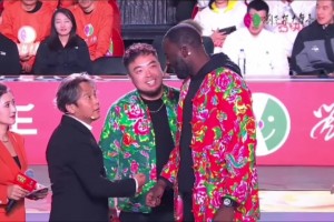 這個(gè)體型差絕了！宋小寶是不是在對(duì)追夢(mèng)說(shuō)：你個(gè)損色~！