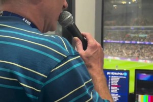 當(dāng)曼城DJ播報(bào)員再喊那個(gè)熟悉的名字！全場球迷高唱德布勞內(nèi)之歌