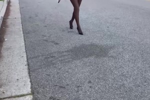 美女配豪車！杰倫-布朗女友這雙黑絲美腿，給個(gè)80分不過分吧??