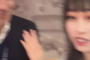 大老師竟然和切爾西傳奇名宿一起看球，今天妝容很美很漂亮呀??