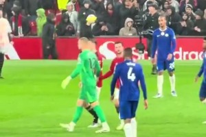 國外球迷：為什么恩佐總是欺負芒特？??