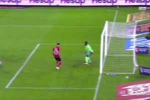 有責(zé)任嗎？特拉布宗體育丟球，對(duì)手遠(yuǎn)距離凌空斬奧納納沒做撲救！