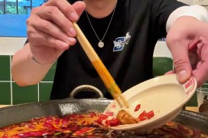 偶遇拳迷+餐前服藥??朱芳雨：重慶火鍋的微辣是真的辣??