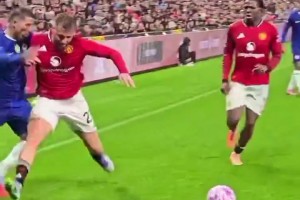 盧克肖這身體素質(zhì)，一肩膀把恩佐頂出場外