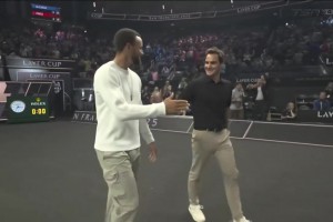 夢幻聯(lián)動(dòng)！庫里與網(wǎng)壇傳奇費(fèi)德勒攜手步入賽場，為拉沃爾杯挑邊~