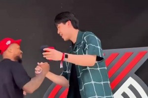 排面！開拓者辦派對(duì)歡迎利拉德回家，楊瀚森登場(chǎng)與利拉德?lián)肀В? >
                                        </div>
                                    </div>
                                                                        <div   id=