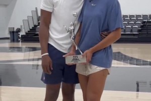 愛情事業(yè)雙豐收！阿德巴約向女友威爾遜送上MVP獎杯和擁抱~~