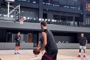 范弗里特此前在土耳其與申京一同訓(xùn)練 如今實(shí)戰(zhàn)聯(lián)手要推遲了