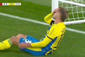 險丟球！利物浦傳球被斷，阿徹爾單刀中框，阿姆斯特朗空門頂偏！