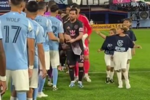 梅西太忙了！擊掌也得兩邊照顧到??