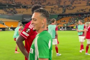 圓神傳射+絕平！比賽結(jié)束時(shí)，安東尼與諾丁漢森林球員擁抱寒暄