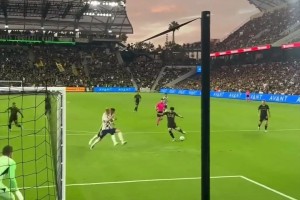 球門近距離視角，感受孫興慜射門的力量和技術(shù)