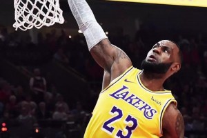 楊毅：老詹能得這么多分是因?yàn)樗麄髑蛱珡?qiáng)，大家不敢夾擊他，寧可讓他單打