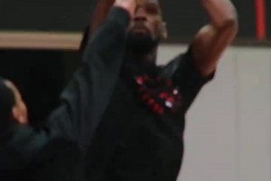 第一次看到紅色配色的杜蘭特？KD終于穿上火箭的訓(xùn)練服了！