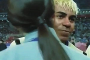 ??有點(diǎn)興奮！亞馬爾和韓國(guó)妹子臉貼臉，實(shí)在沒(méi)繃住笑出了聲