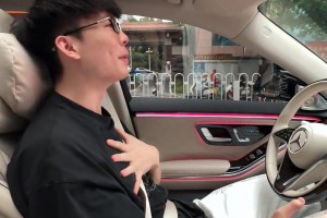 啊這！籃球網(wǎng)紅平常心的座駕奔馳邁巴赫，車(chē)標(biāo)被人掰了??