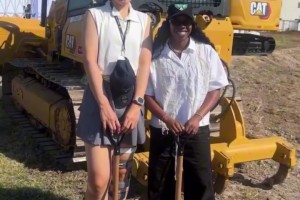 小寶瘦了？李月汝出席達(dá)拉斯飛翼訓(xùn)練場(chǎng)開(kāi)工儀式