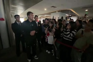 郭艾倫被問(wèn)怎么保持發(fā)色的：妹保持住??！都掉色了，一會(huì)買洗發(fā)水