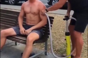 這么玩是吧？球迷惡搞：德容和弗里克的關(guān)系！