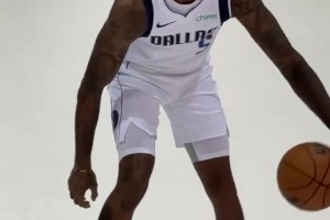 和濃眉再聚首！拉塞爾身披獨行俠5號球衣拍攝定妝照