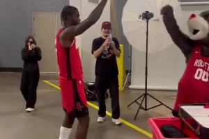 真是大活寶！伊森和火箭熊牽手來了一段舞蹈