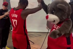 火箭新的舞蹈擔(dān)當(dāng)?shù)菆?chǎng)了！伊森媒體日當(dāng)天先和火箭熊尬舞一段~