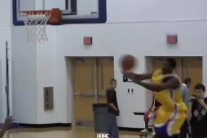 這身體天賦是真明顯?。《鞅鹊鲁醯矫绹鴷r的打球視頻！