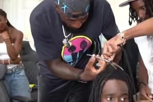 逗比老頭！詹姆斯直播給網(wǎng)紅理發(fā)，還想接到自己的禿頭上????