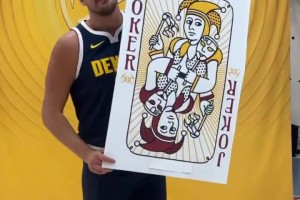 這是真大王！約基奇媒體日拿起“大王”撲克牌拍照