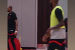 謝潑德在訓(xùn)練中迎著KD長臂勾手打進(jìn)，這球應(yīng)該看不到框了吧??