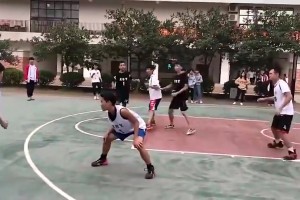 這球應(yīng)該是走步吧？怎么你們還鼓掌？