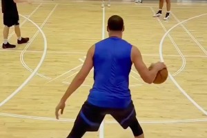 傷愈這么久了，克萊的右腿還是明顯細(xì)一圈??