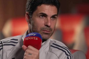 邦馬蒂現(xiàn)場觀看巴薩的歐冠比賽，這顏值確實(shí)不錯(cuò)啊??