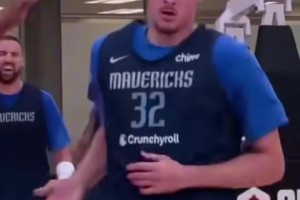 恐怖臂展！狀元弗拉格在球隊(duì)訓(xùn)練營(yíng)里連續(xù)帽隊(duì)友！