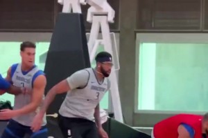 歐文在訓(xùn)練營(yíng)期因濃眉怒帽隊(duì)友而興奮不已！