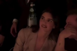 布克看了會(huì)后悔嗎？詹娜性感穿著與男性友人親密交談