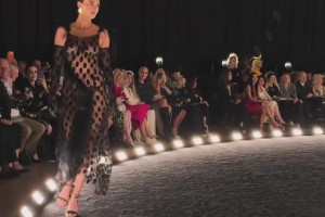 ??肯豆這裙子也太性感了吧！布克現(xiàn)在估計(jì)在家拍大腿了！