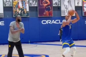 帶貨！掘金隊互相傳遞牛仔褲，還是戈登是良心代言人！