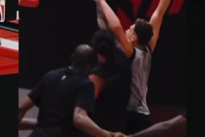 以牙還牙！昨天海王亞當(dāng)斯被申京隔扣，今天立刻隔扣了回來！