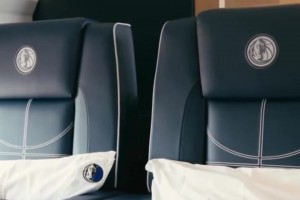 新賽季新氣象??！獨(dú)行俠專機(jī)新裝潢，歐文濃眉克萊都驚了~